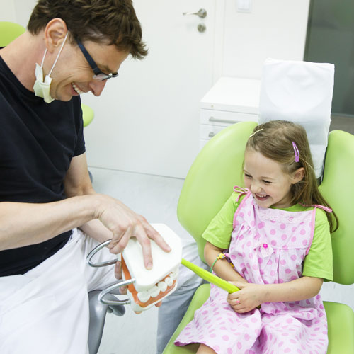 آموزش به کودک توسط دندانپزشک کودکان