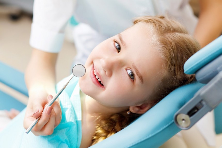 چگونه کودک خود را برای اولین معاینه دندانپزشکی آماده کنید